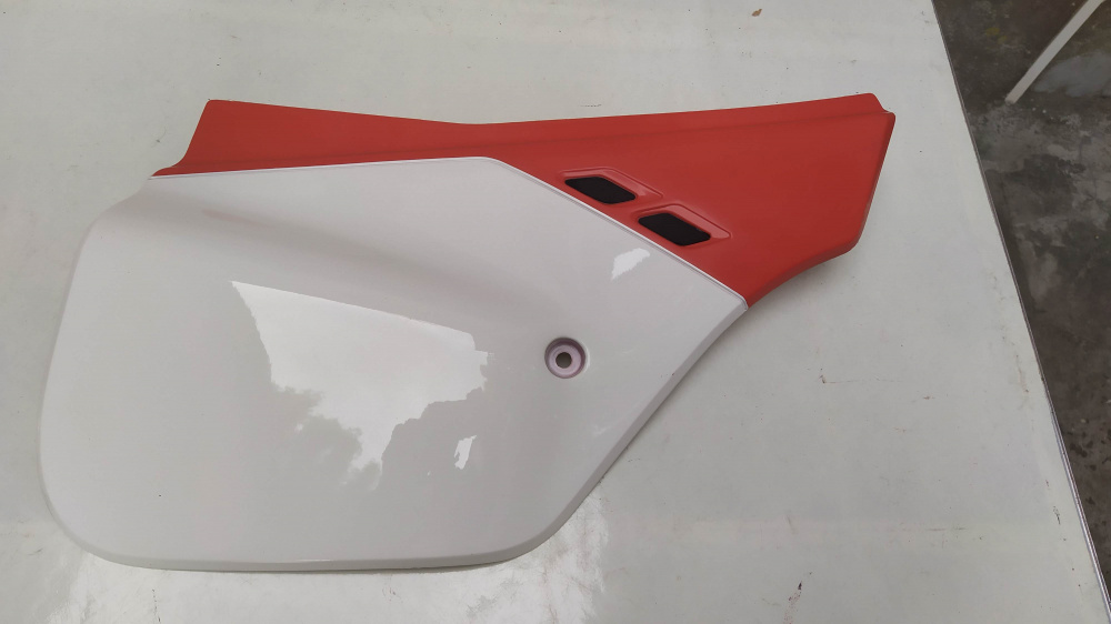 fianchetto posteriore dx rosso/bianco (colorazione rossa) honda crm 125 r ´90 - ´92