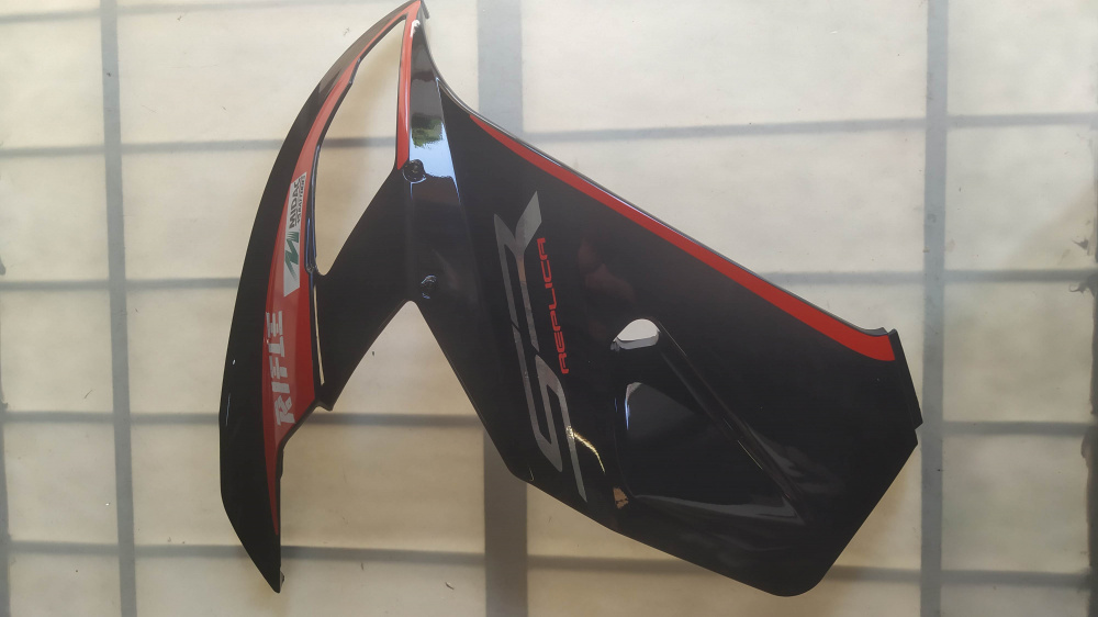 semiscudo anteriore dx nero rifle aprilia sr r facotry ´04 - ´09 - ha un attacco rovinato -