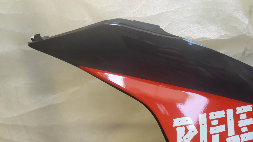 semiscudo anteriore dx nero rifle aprilia sr r facotry ´04 - ´09 - ha un attacco rovinato -